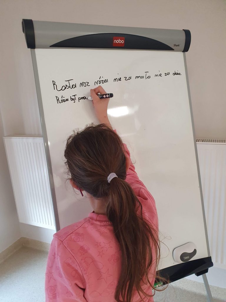 dziewczynka pisze na tablicy